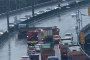 影/天雨路滑！板橋台65線砂石車對撞小貨車　橫佔3車道紫爆
