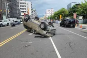 嘉義檜意森活村前車禍！75歲嬤駕駛休旅「烏龜翻」送醫