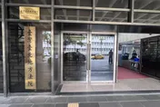 北院又遭攻擊！狂男對正門牌匾潑糞、污物桶砸進大廳
