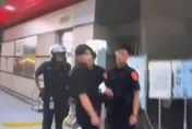 影/15歲少年北捷車廂把玩塑膠摺疊刀　移送士林地院裁處