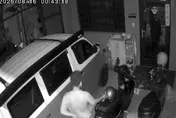 影/沒戴帽！男載女伴闖竹縣民宅偷安全帽　離譜行徑曝