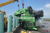 影/國1新營段慘烈車禍！槽車翻覆駕駛「腰斬」當場死亡
