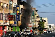 影/恐怖黑煙「1樓竄到頂樓」！南投透天厝大火一家四口急逃生