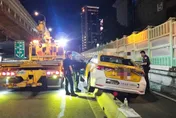 影/北市建國高架計程車自撞匝道口　運將毒駕遭逮捕送辦