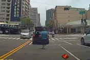 影/傻眼！高雄廂型車後門未關　乘客伯下車關門竟遭丟包