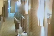 影/陌生男地上撿「萬用卡」　韓女住台飯店遭闖入嚇壞