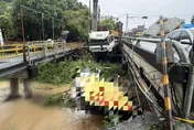 影/宜蘭濱海路砂石車雨天打滑衝護欄墜溝　26歲駕駛受傷送醫