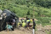 台東卑南鄉車輛暴衝撞民宅　駕駛噴飛命危兒受困車內