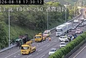 影/國道3號通霄段車禍　聯結車追撞小貨車翻覆3人送醫