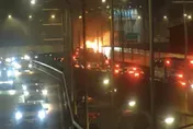 影/北市市民高架貨車自燃陷火海　駕駛跳車逃生警消馳援