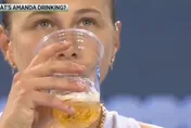 美網名將比賽期間灌啤酒？　休息豪飲畫面引熱議