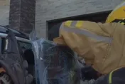 驚險！南投1歲男童受困電動車　消防敲破車窗救出