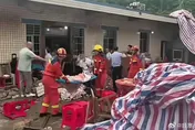 影/「菜還沒上桌」！四川升學宴雨棚積水壓垮牆　釀5死17傷