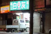 影/要不到吸管竟下重手！桃園火爆女駕車「撞進檳榔攤大規模摧毀」