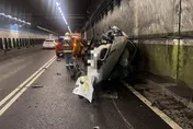 北市辛亥路地下道2車追撞翻覆　駕駛輕傷受困自行爬出