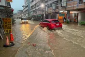 南投晚間大雷雨狂炸！市區積水、山路落石　下班尖峰用路人哀號