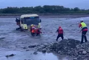 影/蘭陽溪暴漲！砂石車秒被洪流包圍　警消拋繩救人超驚險