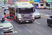 影/台中騎士自摔！下秒遭砂石車輾過手腳　命大逃一劫