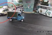影/新北重機擦撞執勤中救護車　騎士噴飛慘摔送醫
