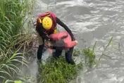 影/新北三峽大橋下紅衣女落水　失溫昏倒送醫搶救