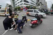 影/新店機車擦撞執勤救護車擦撞　騎士摔傷送醫