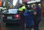 影/蘆洲翁違規拒檢情緒失控　嗆警「拿槍打死我」遭管束