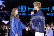 好閃！蕭景鴻唱一半突牽老婆上台擁吻　〈Love Song〉意外成「老公之歌」