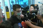 影/趙建銘發聲明了！自越南返台　伸「金手指」比1手勢