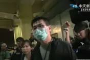 影/趙建銘機場暴走害多名記者摔倒！遭飆罵「一個男生扭扭捏捏！」