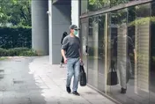 影/趙建銘被抓到了！中午戴帽子、口罩快閃溜進診所