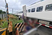 彰化86歲翁駕駛電動輔助車卡平交道！遭台鐵新自強號撞擊　命危送醫