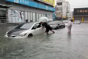 影/台南雨炸成災！永康、仁德「水淹到大腿」　警急拉封鎖線