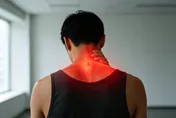 低頭滑手機肩頸硬到像石頭！醫揭「烏龜脖」恐壓迫神經