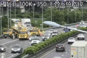 國道1號下營段火燒車　自小客陷火海回堵5km