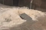 影/直擊新北淡水豪雨炸裂！馬路湧小噴泉　老街變水鄉