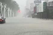 南部大雨狂炸！台南、高雄今停班課　百貨業者大多正常營業