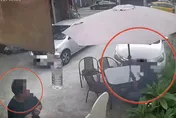 影/才剛坐下等手搖飲就出事！苗栗「轎車暴衝店面撞男客」