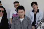 曾當陳盈潔伴郎！王識賢被問告別式鬆口回應　鄭人碩苦練鋼琴遭小薰開罵