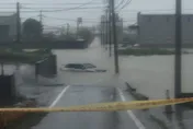 影/高雄暴雨奪命陷阱！休旅車秒變潛水艇　 一家三口險送命