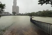 豪雨肆虐高雄　「愛河之心」步道慘遭水吞噬