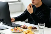 辦公室零食放太近真的會胖？研究證實「距離」影響拿取率