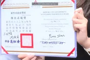 沈伯洋掃街遇新竹學生拿獎狀要簽名！「高虹安」竟被劃掉