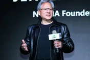 黃仁勳神秘來台！突現身台北街頭　「好多人合照」才曝光行蹤