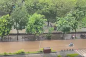 影/雨彈狂炸高雄路面變黃河　騎士涉水騎行成「水上摩托車」