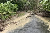 直擊高雄田寮土石阻路「災區成孤島」　怪手待命明早搶通