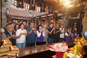 跨黨派相挺！蔣萬安南下嘉義合體吳品叡　冒雨赴配天宮參拜