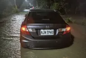 積水困住3人！高雄晚間驚傳車輛受困　消防火速出動橡皮艇救援