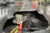 豪大雨肆虐釀禍？高雄出現「大面積塌陷」驚見駭人巨坑