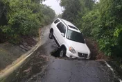 生死一線間！豪雨灌高雄「夫妻連人帶車受困天坑」