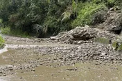 豪大雨狂襲「阿里山也出事了」！驚見大面積土石崩落、雙向交通斷